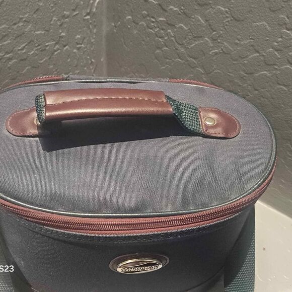 American Tourister Train Case Forest Green and Leather Soft sided 12x8"x8" - Picture 3 of 10